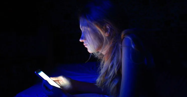 স্মার্টফোনের নীল আলো থেকে চোখ বাঁচাবেন যেভাবে