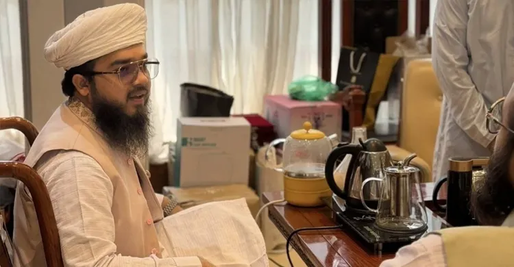 সংসদে নামাজ পড়তে গিয়ে জুতা হারালেন এমপি হানজালা