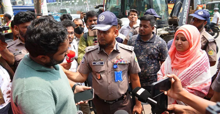 ডিএমপির ট্রাফিক বিভাগের উচ্ছেদ অভিযান: ২.৬১ লাখ টাকা জরিমানা, ৫১ জনের কারাদণ্ড