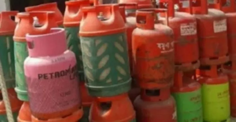 নরসিংদীতে নির্ধারিত দামে মিলছে না সিলিন্ডার