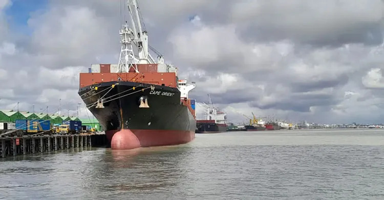 সিঙ্গাপুর থেকে ২৭ হাজার টন ডিজেল নিয়ে চট্টগ্রাম বন্দরে জাহাজ পৌঁছেছে