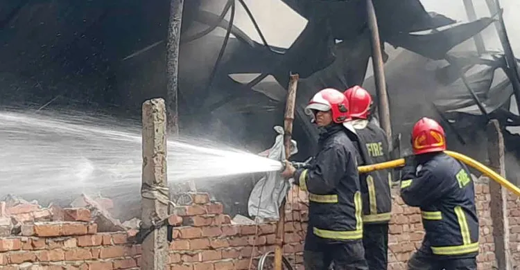 কেরানীগঞ্জে গ্যাস লাইটার কারখানায় অগ্নিকাণ্ড: ৫ জনের মরদেহ উদ্ধার