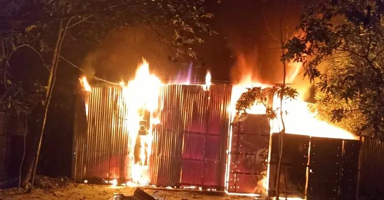 পাকুন্দিয়ায় তুলার গুদামে ভয়াবহ অগ্নিকাণ্ডে  প্রায় ২০ লাখ টাকার ক্ষতি