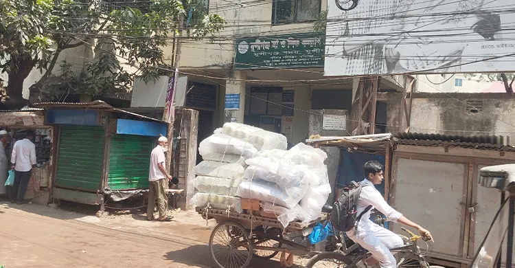 মুন্সীগঞ্জে হাসপাতালের সামনে অবৈধ দোকানপাট, চরম ভোগান্তিতে রোগীরা