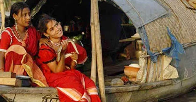 নৌকায় জন্ম, নৌকাতেই মৃত্যু, মাঝে ভাসমান জীবন