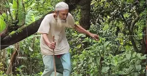 দড়ি ধরে মসজিদে যাওয়া অন্ধ মুয়াজ্জিন আব্দুর রহমান মারা গেছেন