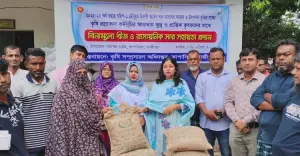কাপাসিয়ায় ক্ষুদ্র ও প্রান্তিক কৃষকদের মাঝে ধান বীজ ও সার বিতরণ