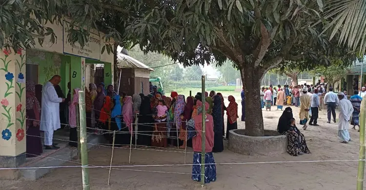 শেরপুর-৩ আসনে ভোটগ্রহণ শুরু, কেন্দ্রে স্বাভাবিক উপস্থিতি
