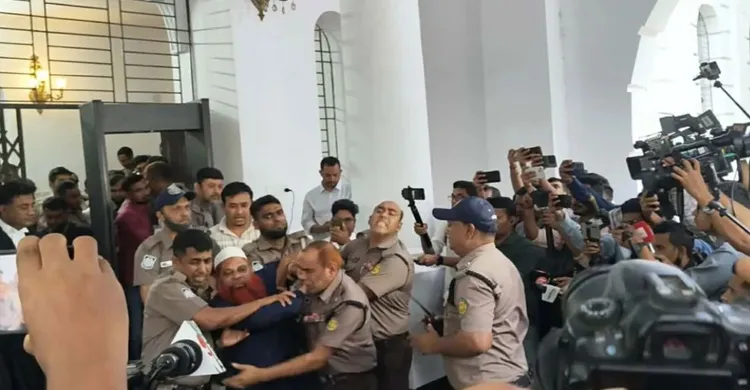 রায়ের পর পুলিশের সঙ্গে আসামিদের ধাক্কাধাক্কি, ‘জয় বাংলা’ স্লোগান