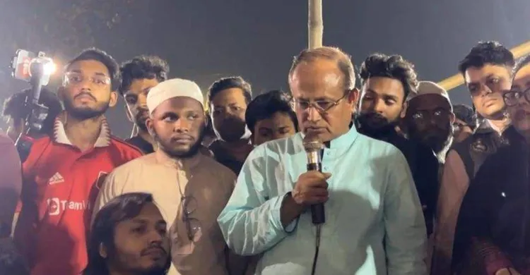 অনশনরত শিক্ষার্থীদেরকে দেখতে গেলেন ঢাবি উপাচার্য