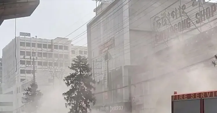 চট্টগ্রামে শপিং কমপ্লেক্সে আগুন, নিয়ন্ত্রণে ৫ ইউনিট