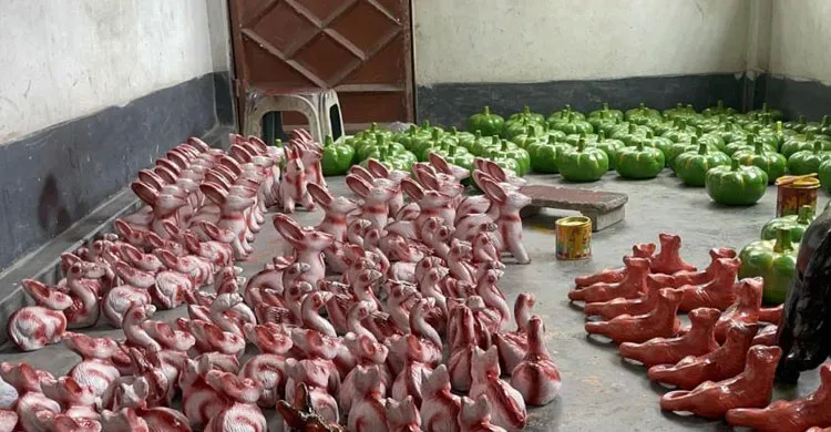 শেরপুরে বৈশাখী মেলা ঘিরে ব্যস্ত মৃৎশিল্পীরা