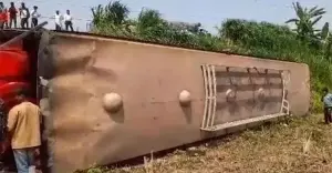 বাস-পিকআপ মুখোমুখি সংঘর্ষ, খাদে পড়ে নিহত ১, আহত অন্তত ২৫