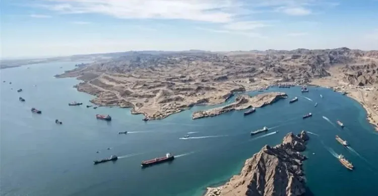 হরমুজ প্রণালি উত্তেজনা: মধ্যপ্রাচ্যের বন্দরে হামলার হুঁশিয়ারি আইআরজিসির