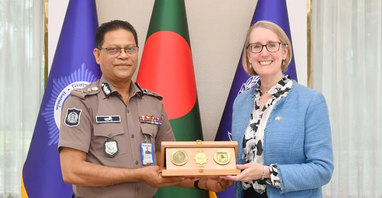 আইজিপির সঙ্গে যুক্তরাজ্যের হাইকমিশনারের সাক্ষাৎ
