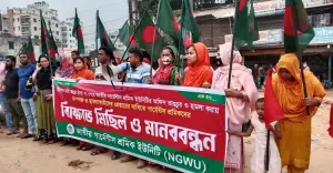 চাঁদাবাজদের গ্রেফতারের দাবিতে আশুলিয়ায় গার্মেন্টস শ্রমিকদের বিক্ষোভ ও মানববন্ধন