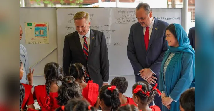 সুরভি স্কুল’ পরিদর্শন করলেন মার্কিন বিশেষ দূত, শিশু কল্যাণে সহযোগিতার আশ্বাস