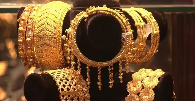 ডলার শক্তিশালী, হরমুজ উত্তেজনায় বিশ্ববাজারে স্বর্ণের দাম কমেছে