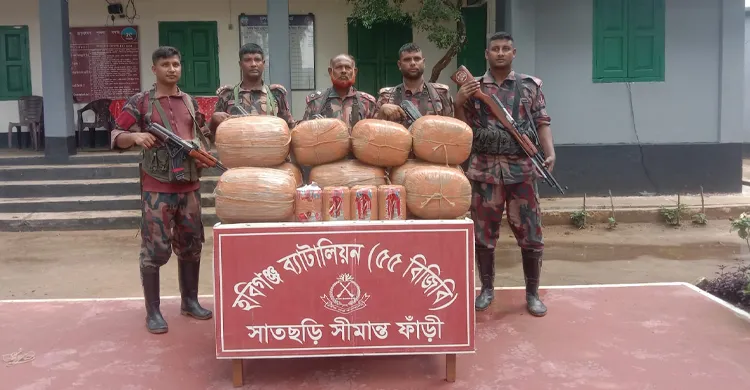 টেকনাফ সীমান্তে বিজিবির অভিযানে ৭০ হাজার ইয়াবাসহ আটক ৩