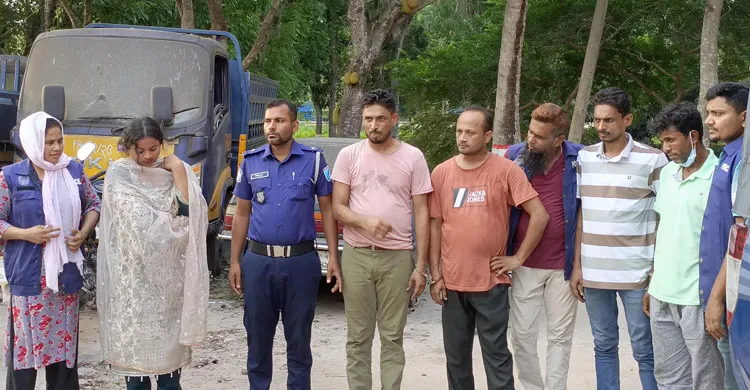 মোবাইল ফোনে বন্ধুত্বের ফাঁদে ফেলে ছিনতাই, নারীসহ গ্রেপ্তার ৫