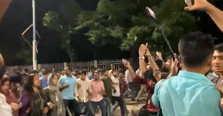 শাহবাগে ছাত্রদল-ছাত্রশিবিরের মধ্যে উত্তেজনা, রাকিব-সাদিক মুখোমুখি