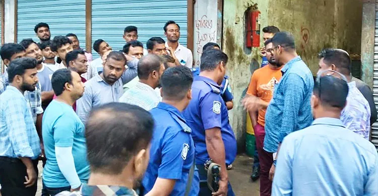 সিংগাইরে অবৈধভাবে মজুদ জ্বালানি তেল জব্দ, নিলামে বিক্রি