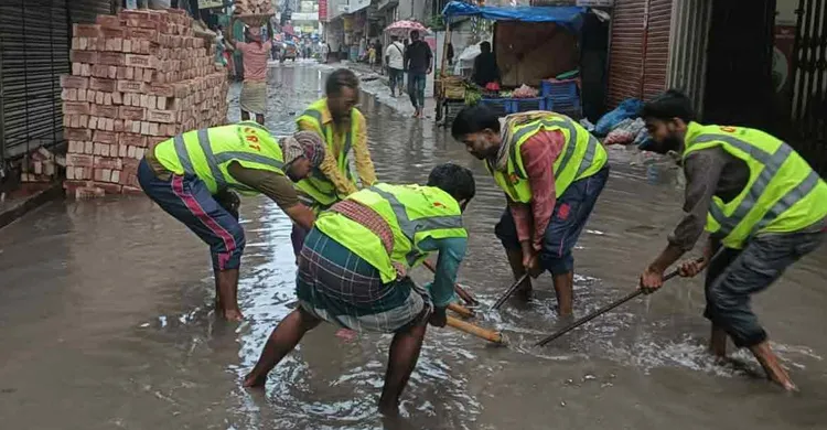 বৃষ্টি ও জলাবদ্ধতায় অচল ঢাকা, ভোগান্তিতে নগরবাসী