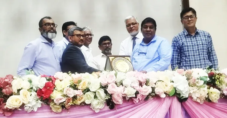 অধ্যাপক ফরহাদ হালিম ডোনারকে ক্যান্সার ইনস্টিটিউটের সম্মাননা প্রদান