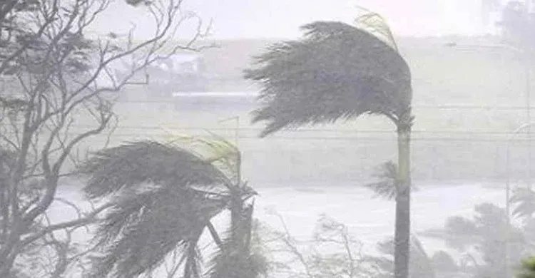 ঢাকাসহ ১৭ জেলায় ৬০ কিমি বেগে ঝড়ের আশঙ্কা, ভারি বৃষ্টির পূর্বাভাস
