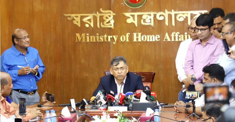 ১৬ পুলিশ কর্মকর্তার বাধ্যতামূলক অবসর, যা বললেন স্বরাষ্ট্রমন্ত্রী