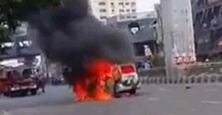 ফার্মগেটে হঠাৎ চলন্ত মাইক্রোবাসে আগুন