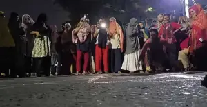 ইডেন কলেজে ছাত্ররাজনীতি নিষিদ্ধের দাবিতে মধ্যরাতে বিক্ষোভ