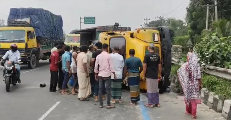 ঢাকা-টাঙ্গাইল মহাসড়কে ট্রাক উল্টে চালকের মৃত্যু