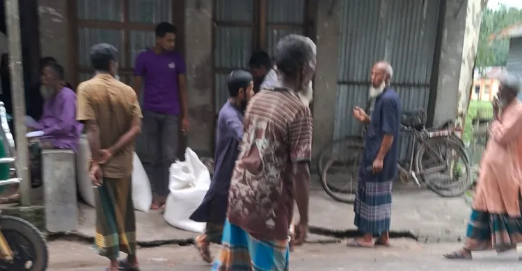 উলিপুরে ঈদ ভিজিএফের চাল সিন্ডিকেটের পকেটে, বঞ্চিত হতদরিদ্ররা: তদন্তের দাবি