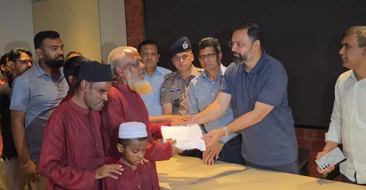 ব্রাহ্মণবাড়িয়ার দৃষ্টি প্রতিবন্ধী শিল্পী পরিবারকে ৫ লাখ টাকা সহায়তা দিলেন যুব ও ক্রীড়া প্রতিমন্ত্রী