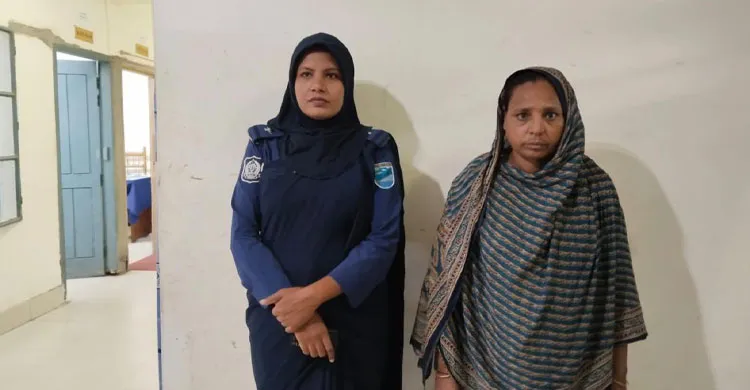নিকলীতে মাদকের আখড়ায় পুলিশের হানা, ৩৪ লিটার চোলাই মদসহ কুখ্যাত নারী মাদক কারবারি গ্রেপ্তার; স্বামী পলাতক