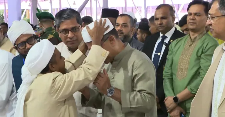 ঈদের জামাতে প্রধানমন্ত্রীর মাথায় টুপি পরিয়ে দিলেন খতিব