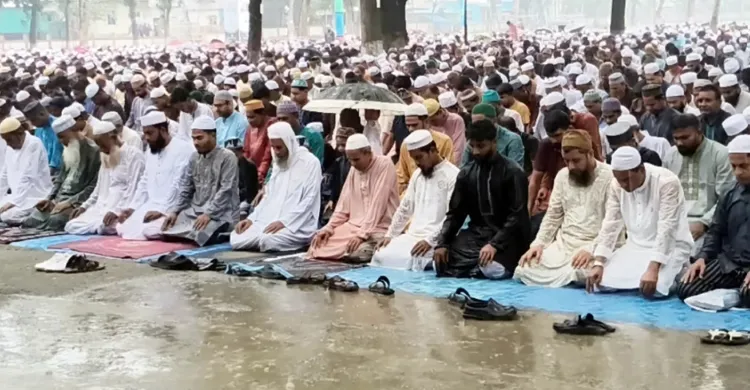 ঝুম বৃষ্টির মধ্যেই শোলাকিয়ায় অনুষ্ঠিত হলো ১৯৯তম ঈদুল আজহার জামাত