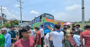 নেত্রকোণায় বাসচাপায় মা ও দুই মেয়ের মৃত্যু, আহত ৩