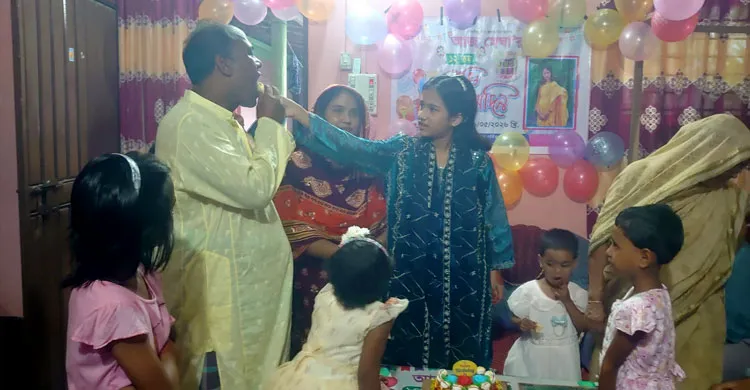 সাংবাদিক মমিনুল ইসলামের কন্যা মেঘা-মমিনুলের জন্মদিন উদযাপন
