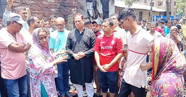 'বিপন্ন মানুষের পাশে দাঁড়ানো নৈতিক দায়িত্ব': হালিশহরে অগ্নিকাণ্ডে ক্ষতিগ্রস্তদের পাশে নাজিমুর রহমান