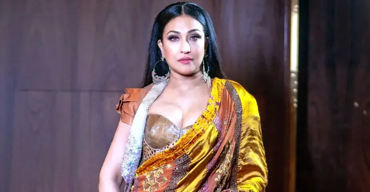 নিষিদ্ধ সম্পর্ক ও মানবিক বার্তার গল্পে ঋতুপর্ণা