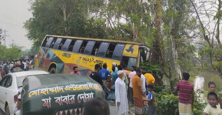 সিরাজগঞ্জে বাসের ধাক্কায় অটোভ্যানের তিন যাত্রী নিহত