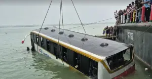 দৌলতদিয়ায় পদ্মায় পড়ে যাওয়া বাস উদ্ধার, হতাহতের ঘটনা নেই