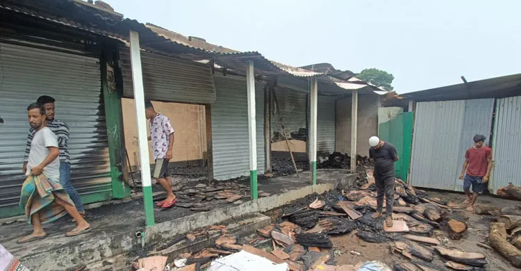 গাজীপুরে অগ্নিকাণ্ডে ৮ দোকান ও বসতবাড়ির ৩ কক্ষ পুড়ে ছাই
