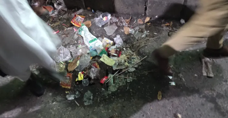 শাহবাগে এলজিআরডি প্রতিমন্ত্রীর ‘ক্লিন-আপ ড্রাইভ’, বর্জ্য ফেলায় ১০ ব্যবসায়ীকে জরিমানা