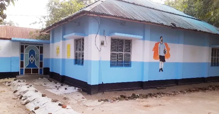 জয়পুরহাটে আর্জেন্টিনা প্রেমে বাড়ি রাঙালেন যুবক