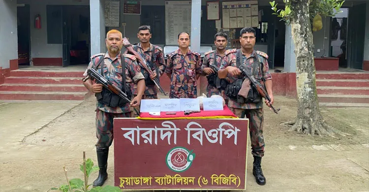 চুয়াডাঙ্গা সীমান্তে বিদেশি পিস্তল-গুলি ও ২ কেজি ভারতীয় গাঁজা উদ্ধার