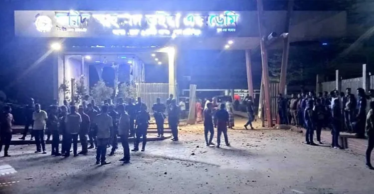 কলেজ ছাত্রাবাসে শিক্ষার্থীর ঝুলন্ত মৃতদেহ, বিক্ষুব্ধ জনতার ভাঙচুর
