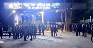 কলেজ ছাত্রাবাসে শিক্ষার্থীর ঝুলন্ত মৃতদেহ, বিক্ষুব্ধ জনতার ভাঙচুর